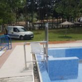 Grúa de piscina en Piscina Pública de Alcalá de los Gazules
